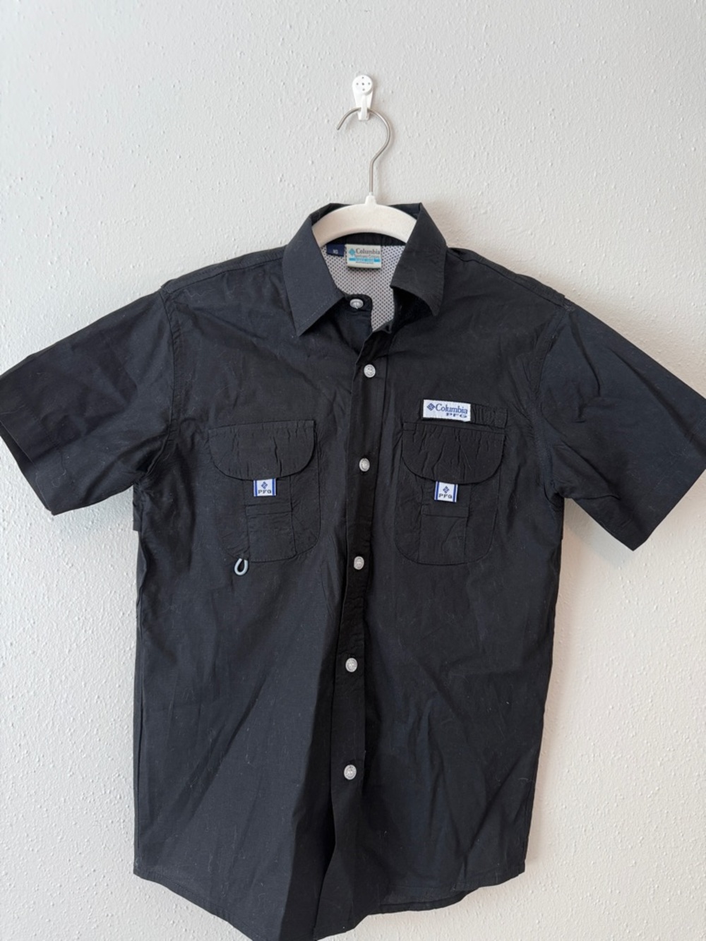 Columbia Black Short-Sleeve Button-Up Shirt with Chest Pockets